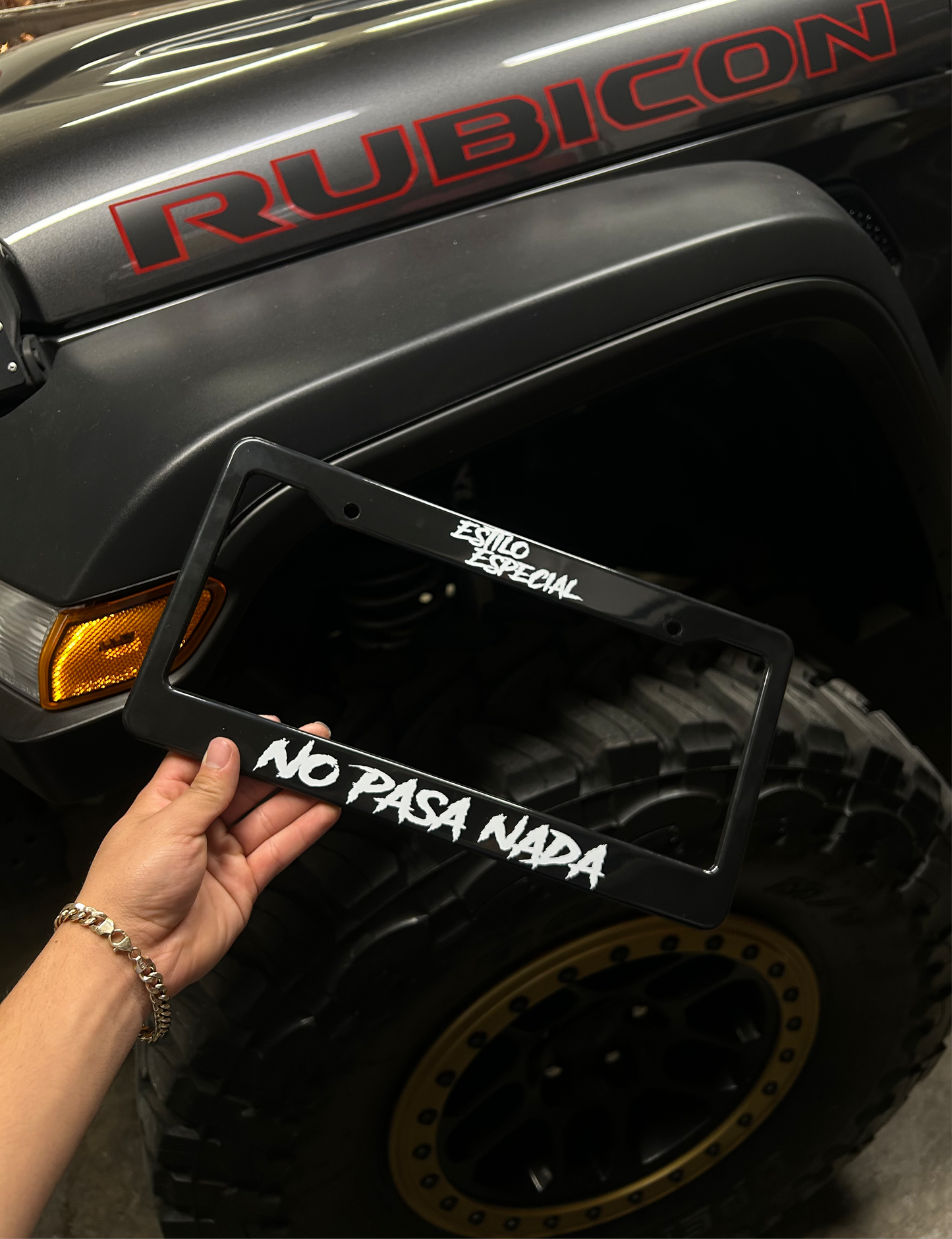 Estilo Especial “No Pasa Nada” License Plate Cover