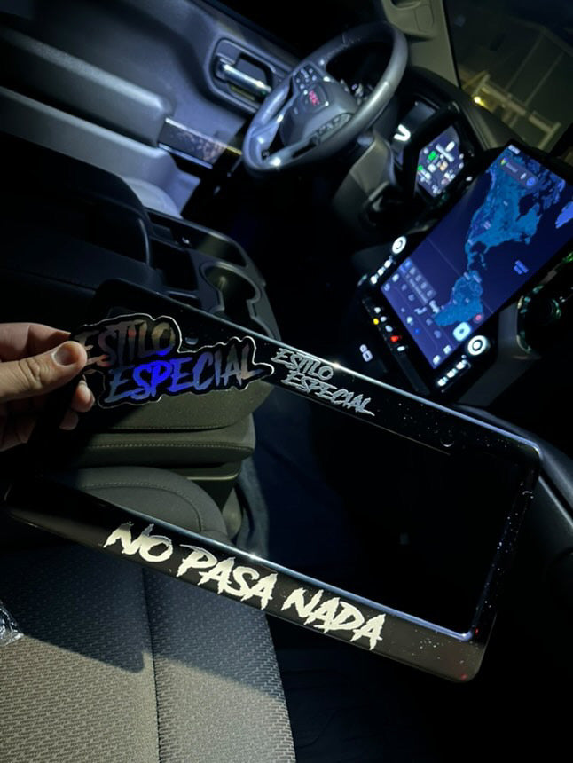 Estilo Especial “No Pasa Nada” License Plate Cover