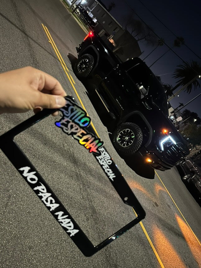 Estilo Especial “No Pasa Nada” License Plate Cover